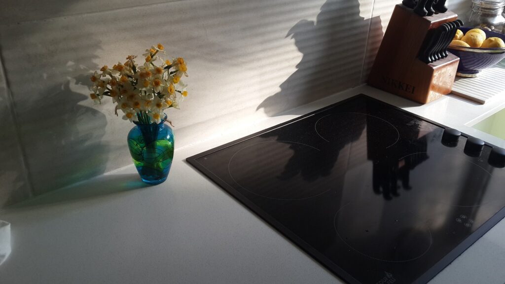 plaque de cuisine propre et rangée